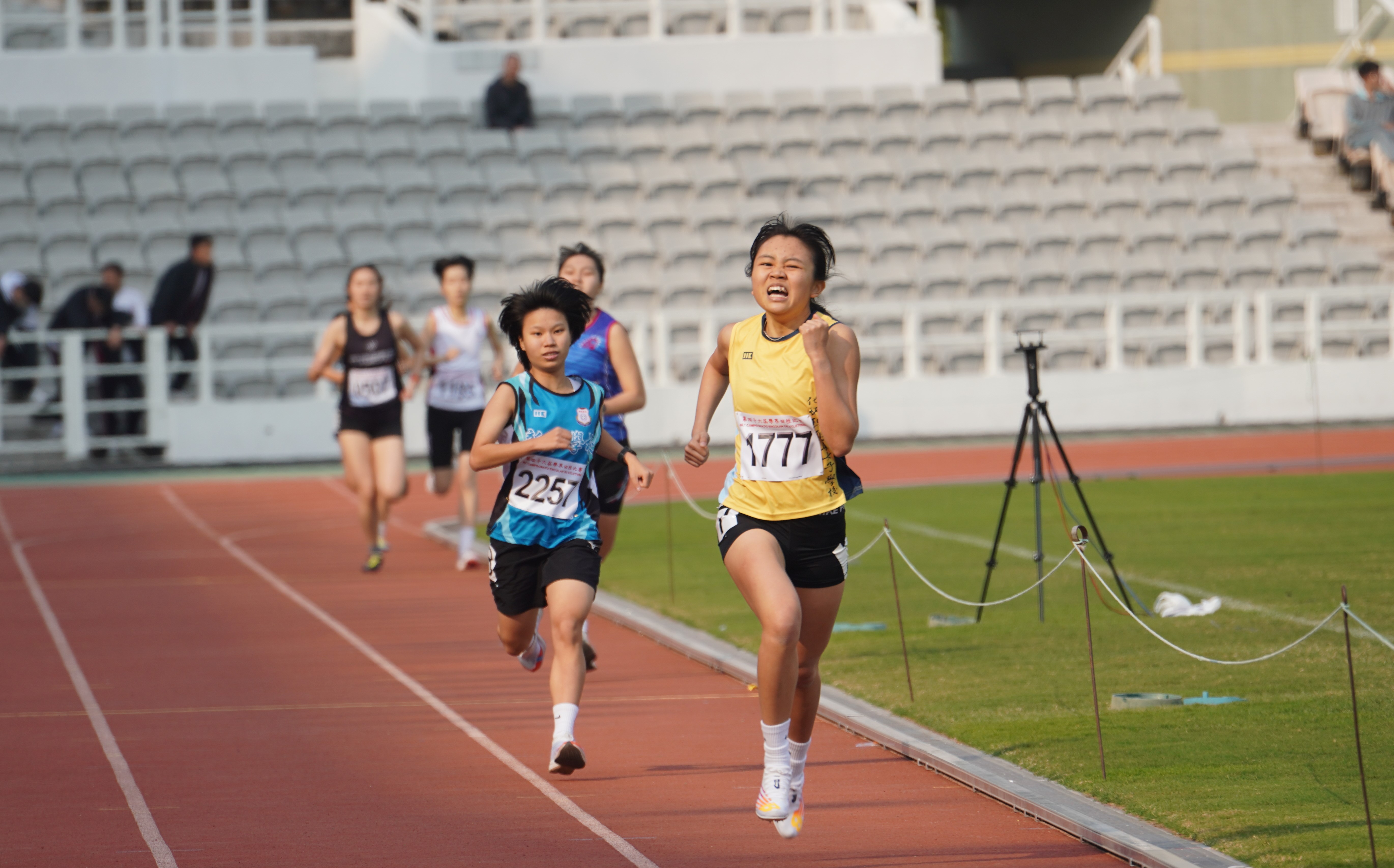 A8  女A800米化地瑪林湘柔(黃衫)在最後一圈反超新華梁諾琳1.JPG